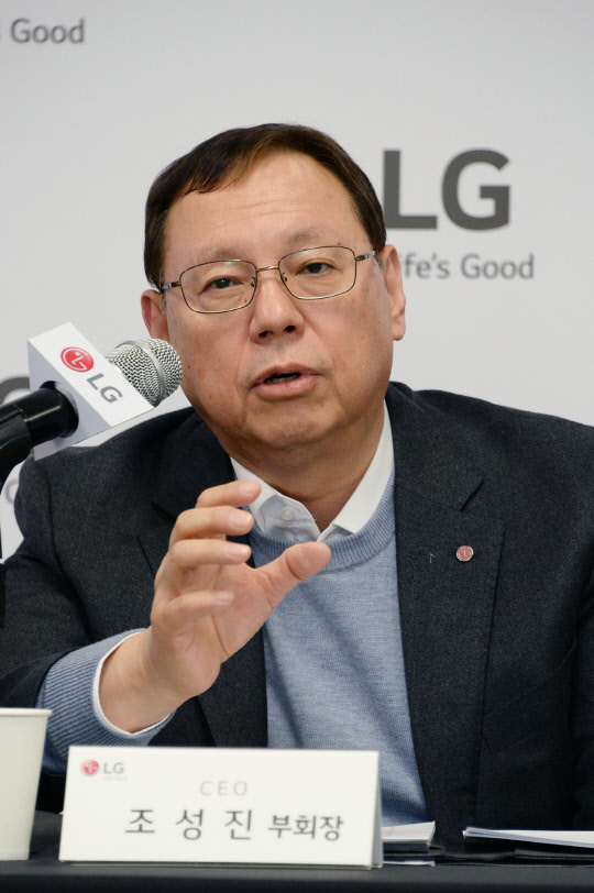 6일(현지시간) 조성진 LG전자 부회장이 미국 라스베이거스 컨벤션 센터 CES 2017 행사장에서 기자간담회를 하고 올해 경영 전략에 대해 설명하고 있다. <LG전자 제공>